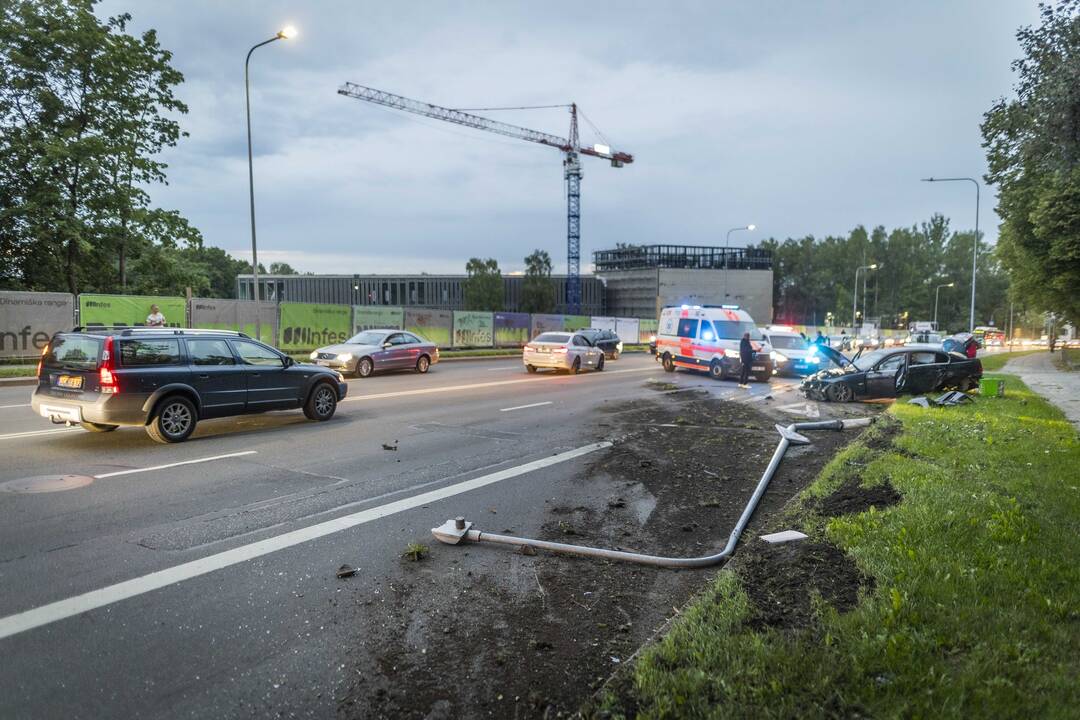 Olandų gatvėje BMW rėžėsi į du stulpus