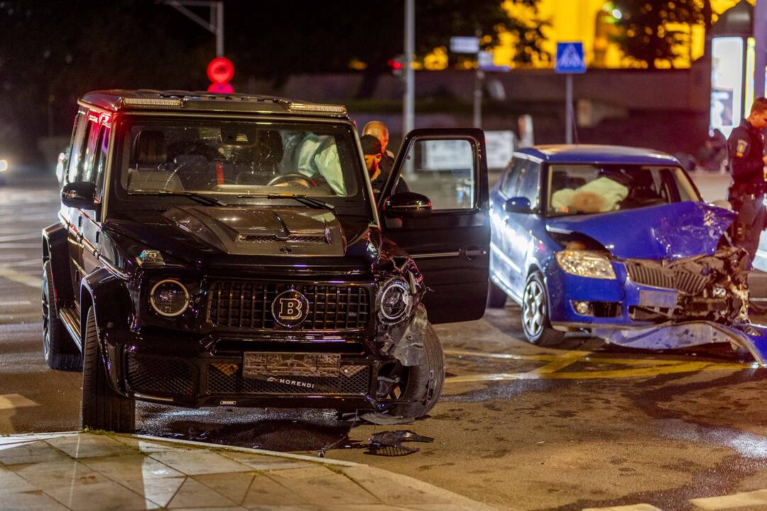  Prie Žaliojo tilto susidūrė „Škoda“ ir prabangus „Mercedes“ automobilis