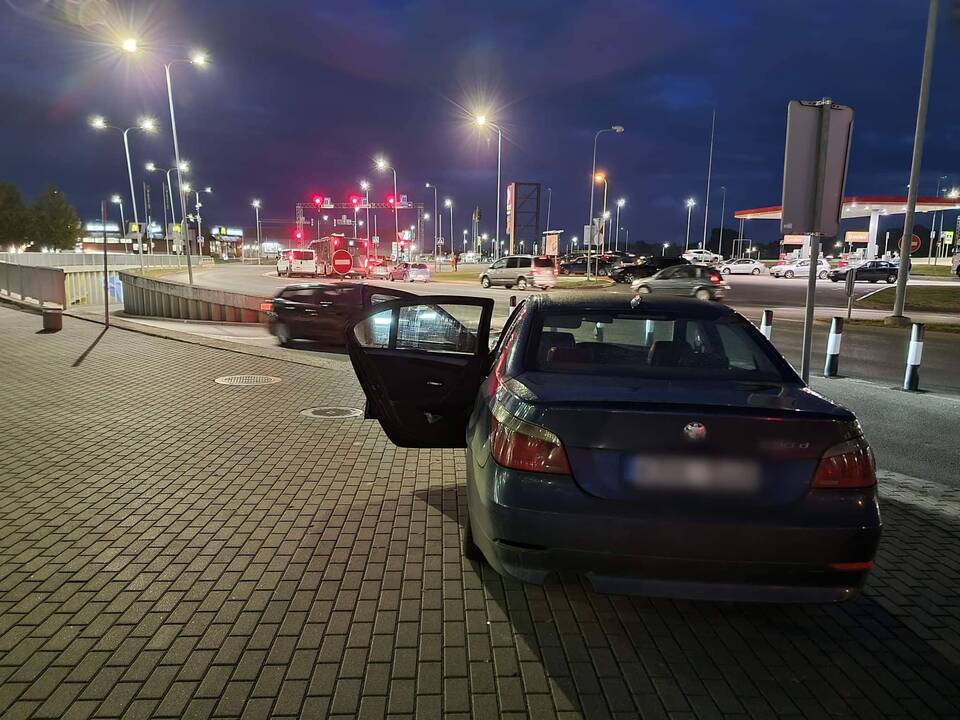 Tunelyje BMW rėžėsi į sieną