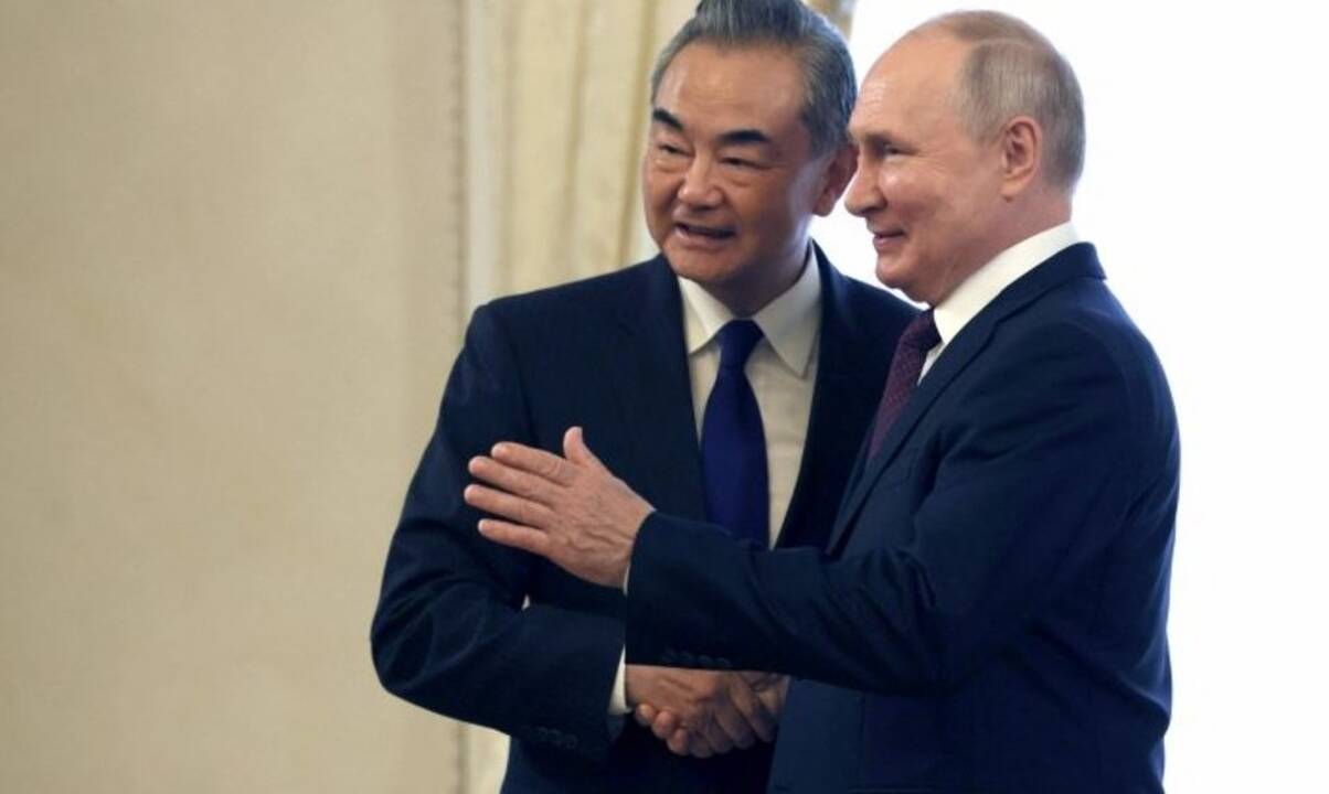 Wang Yi ir Vladimiras Putinas