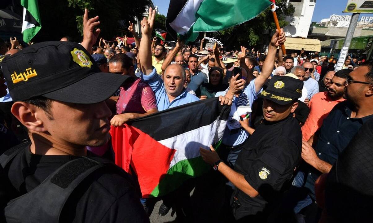 Po atakos prieš Gazos Ruožo ligoninę žmonės protestuoja prie Prancūzijos ambasados Tunise
