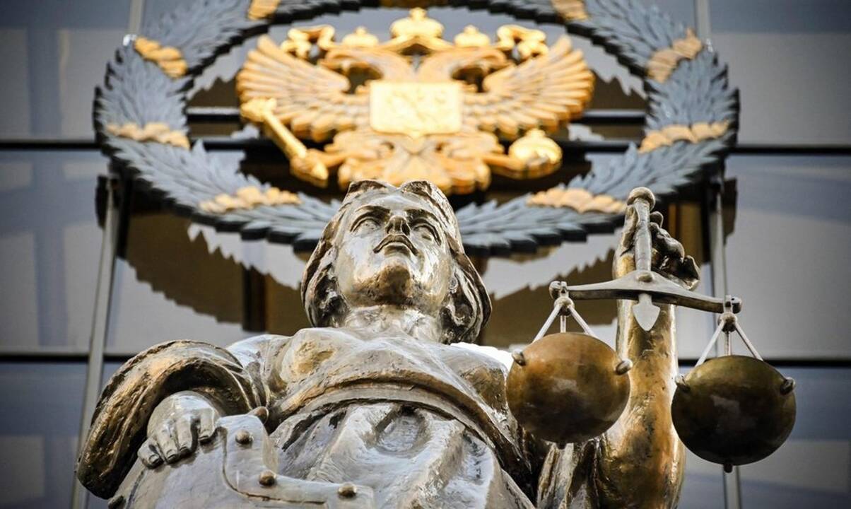 Rusija įkalino moterį, kuri esą bandė padegti kariuomenės pagalbos surinkimo punktą