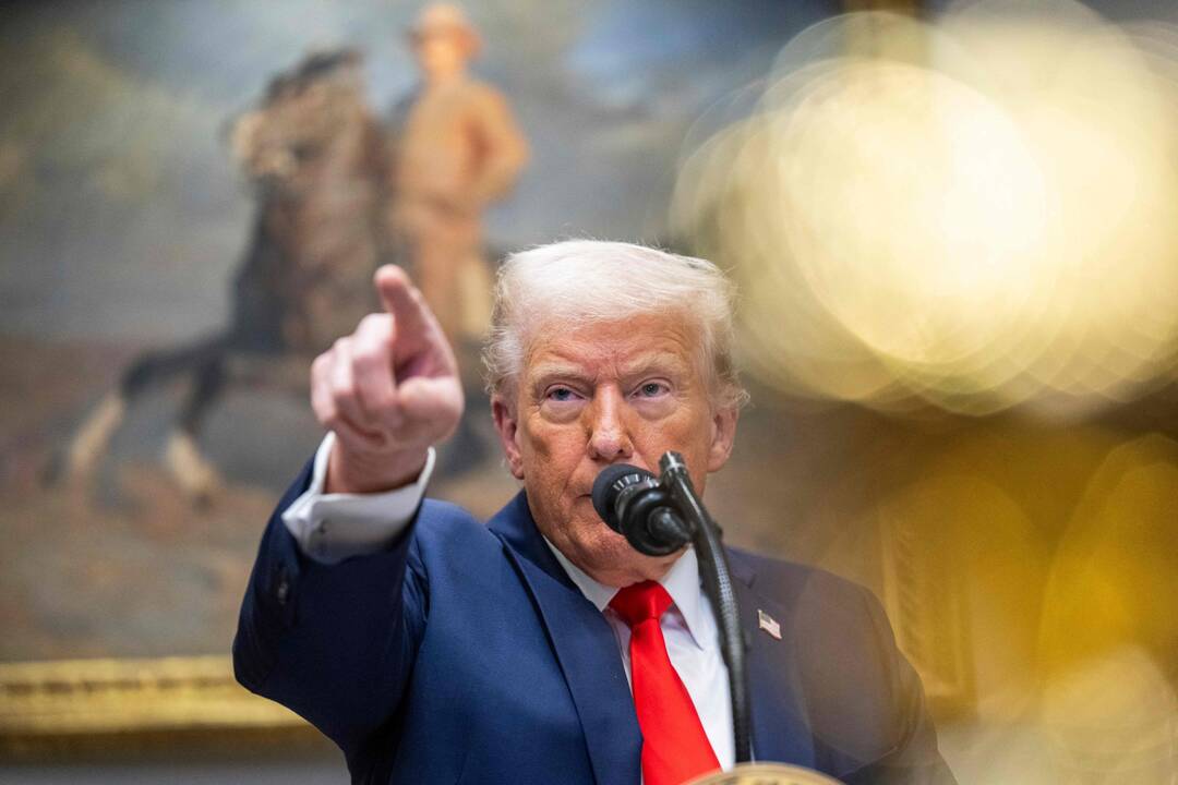 Trumpas žada dėl Kanados atsakomųjų priemonių dar didinti muitus
