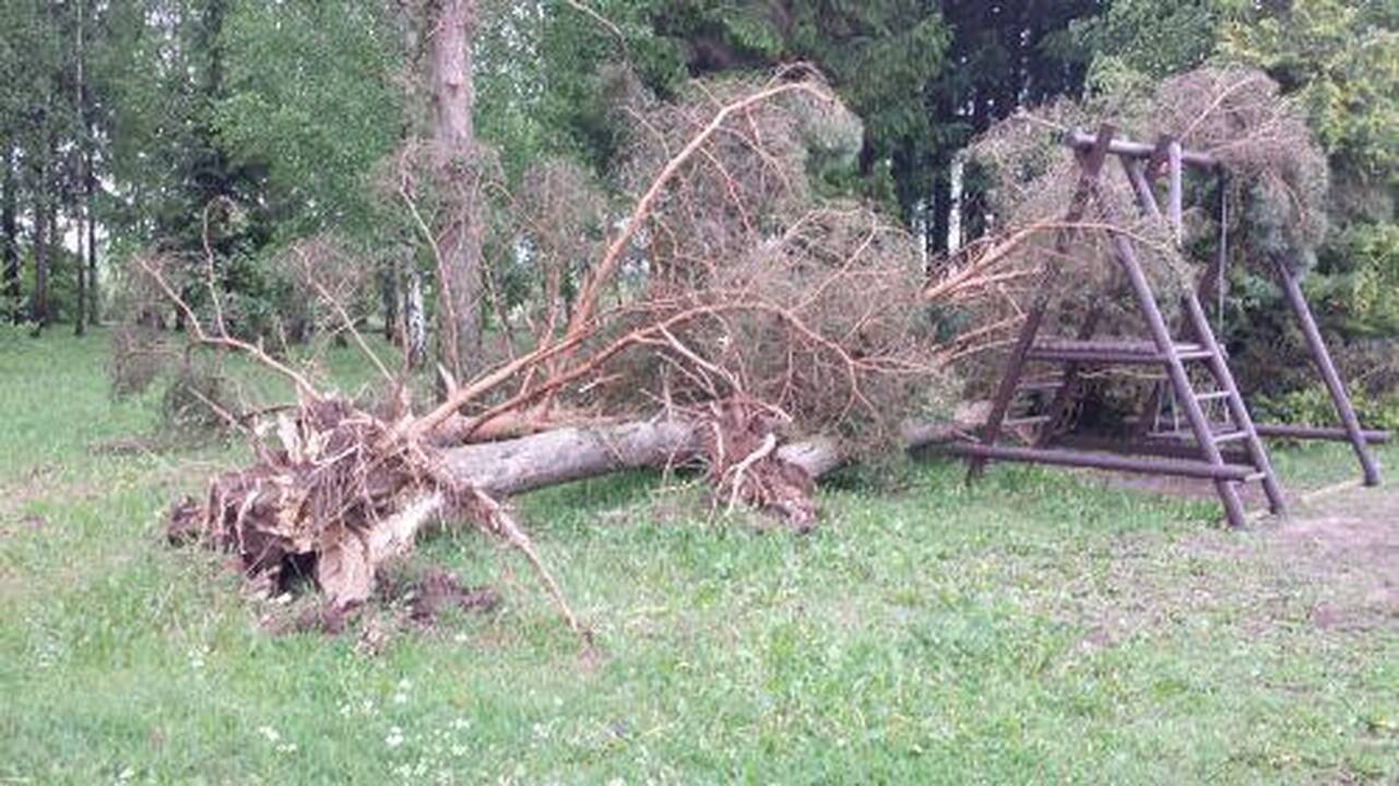 Biržų rajone siautėjusi audra plėšė namų stogus