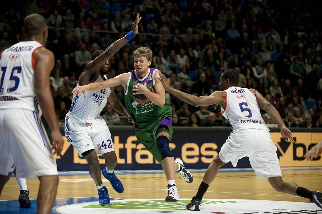 M. Kuzminskas žaidė rezultatyviai, tačiau "Unicaja" gavo į kailį nuo "Anadolu Efes"