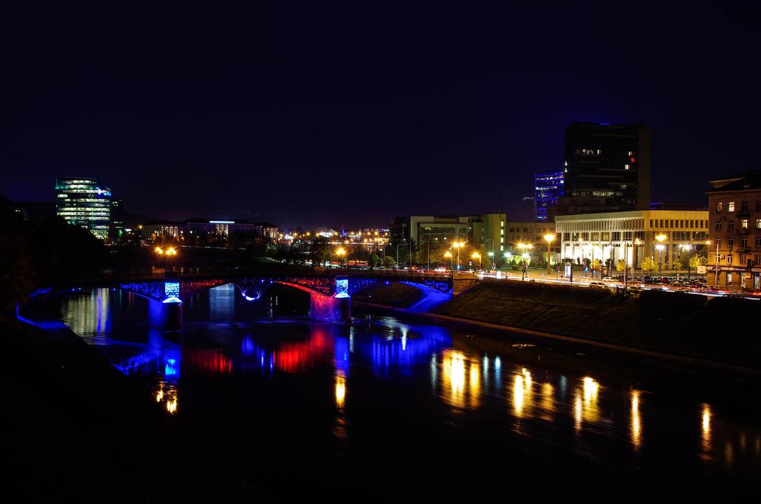 Vilniuje moderniai apšviesti Žvėryno ir Geležinio vilko tiltai