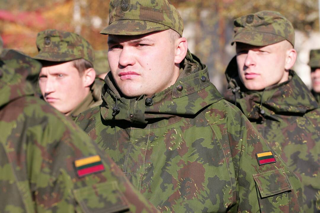Konstitucinis Teismas aiškinsis, ar galima drausti kariams dirbti papildomai