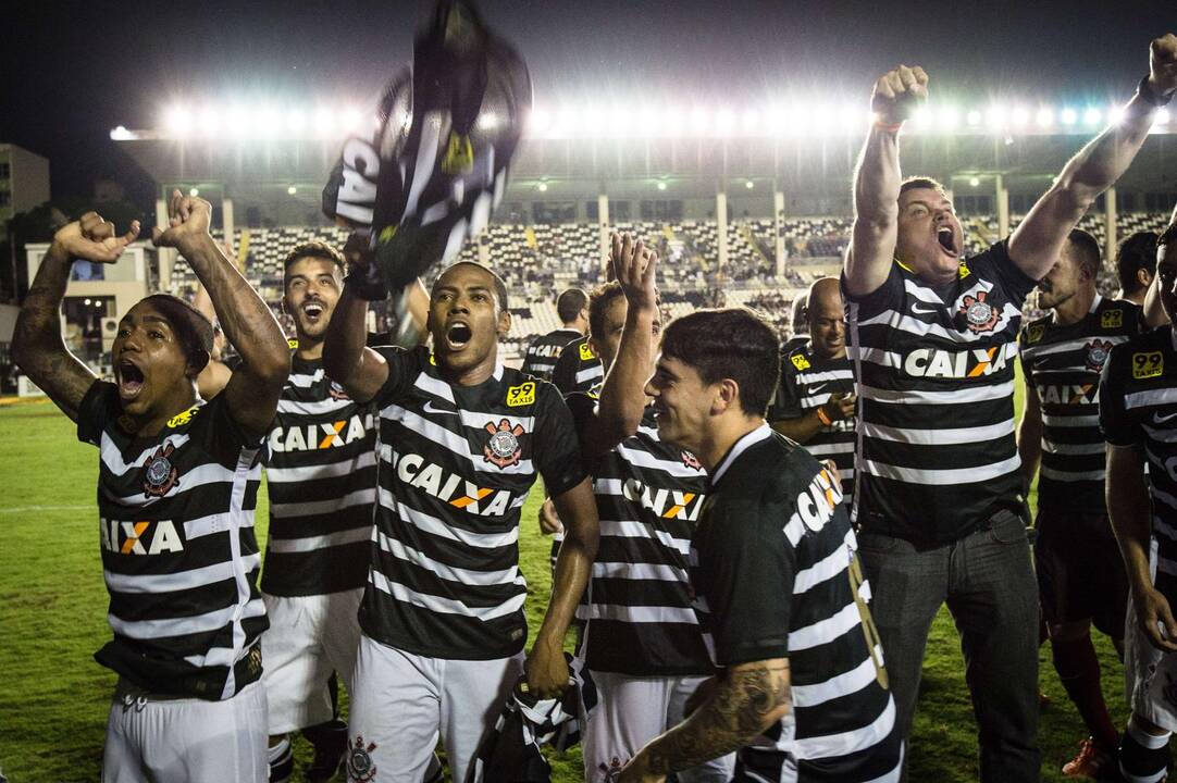 Brazilijos čempiono vardą užsitikrinęs "Corinthians" įveikė "Sao Paulo" futbolininkus