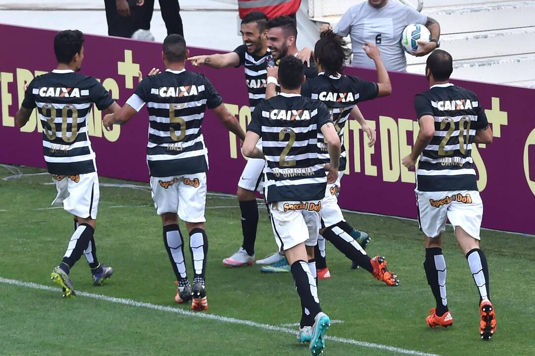 "Corinthians" futbolininkai džiaugiasi įvarčiu