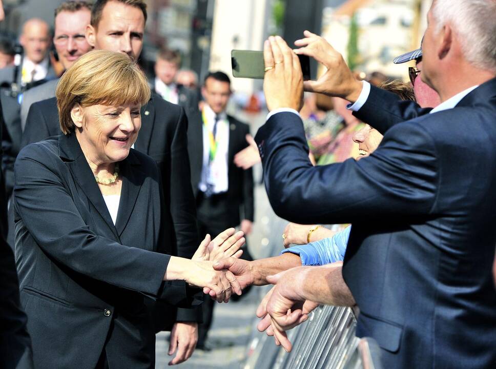 A. Merkel šiltai sutikta Ipre, kur renkasi ES lyderiai