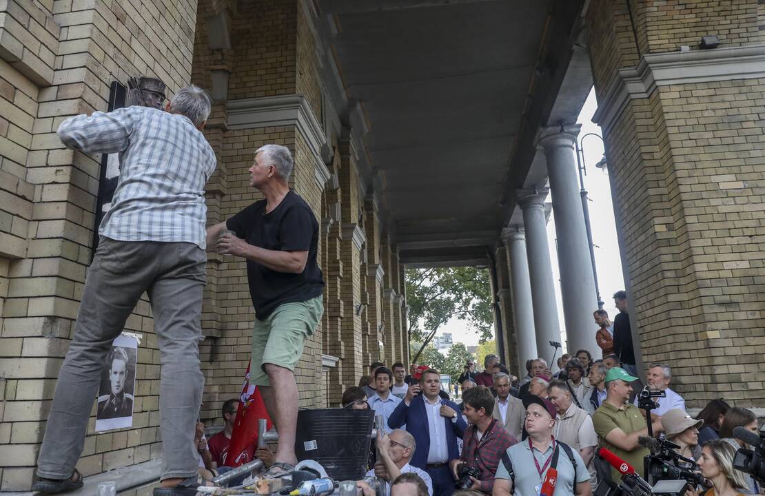 Generolo Vėtros lenta vėl užkabinta