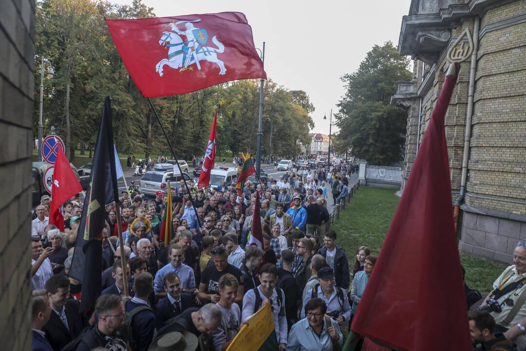 Generolo Vėtros lenta vėl užkabinta