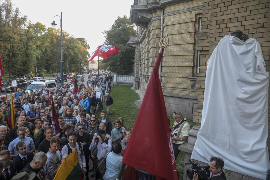 Generolo Vėtros lenta vėl užkabinta