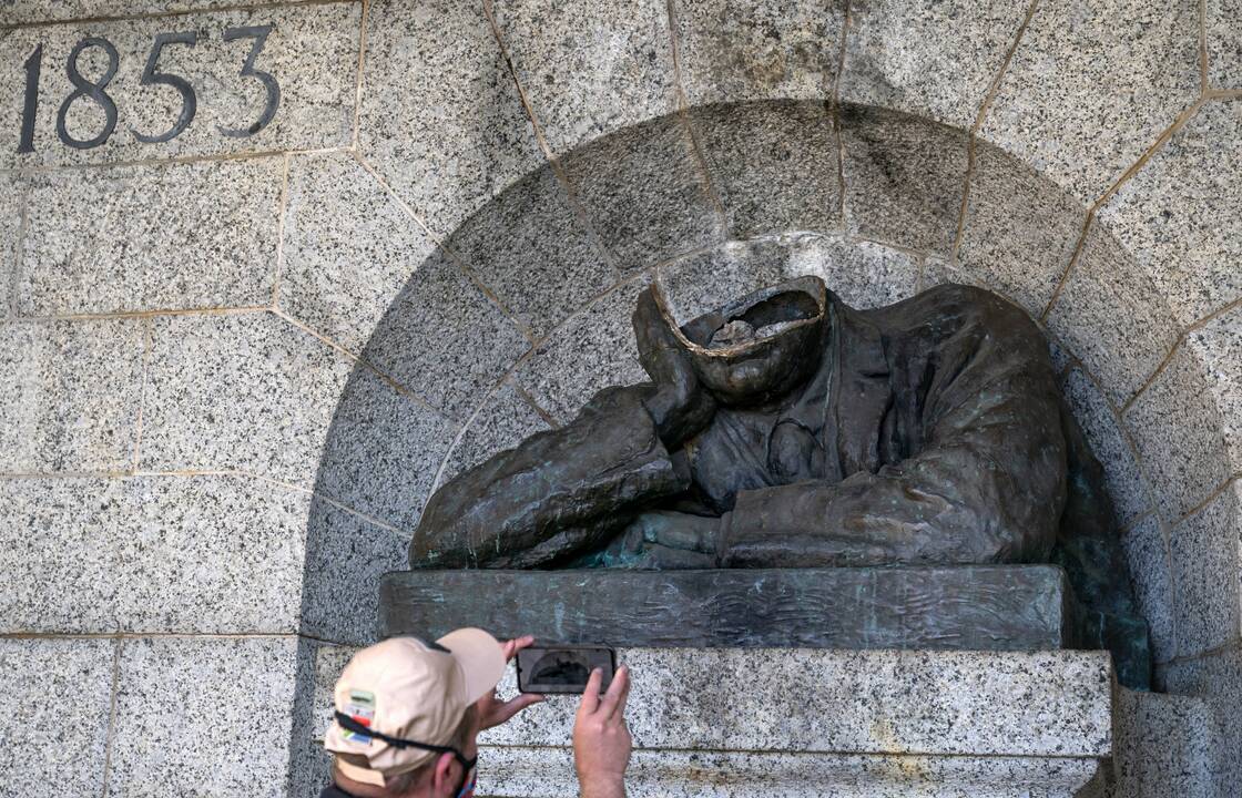 PAR: vandalai suniokojo politiko ir pramonininko C. Rhodeso biustą