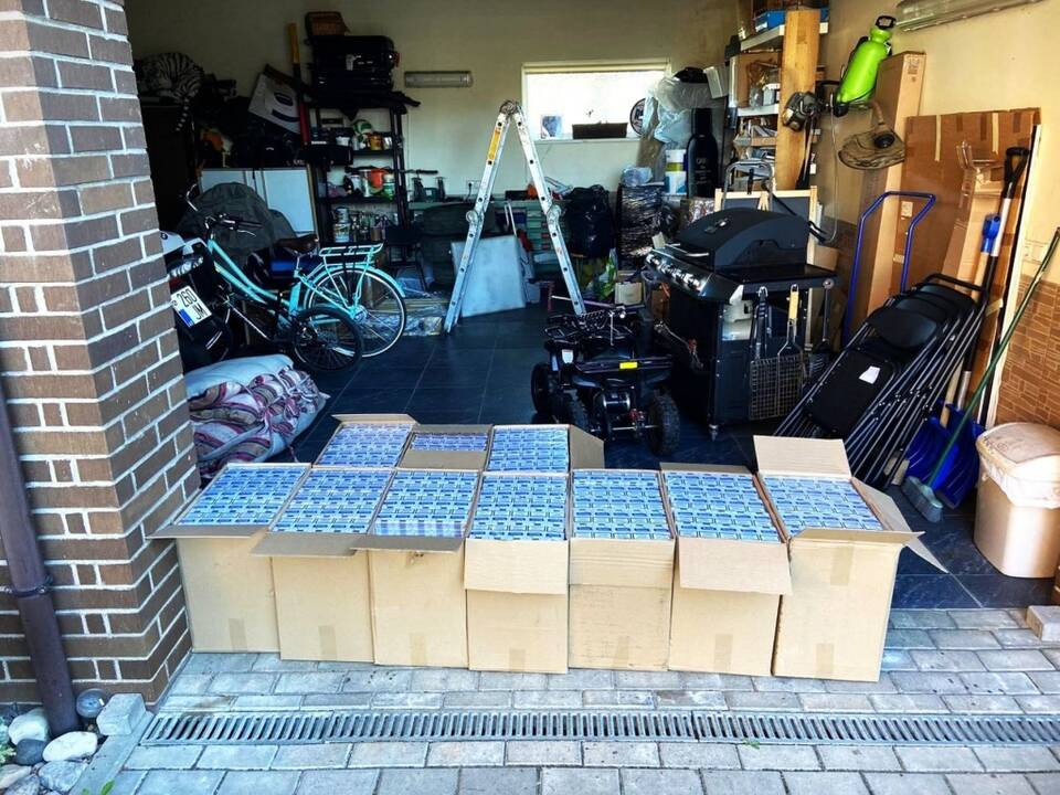 Garaže Kauno rajone pasieniečiai rado beveik 5 tūkst. pakelių cigarečių be banderolių