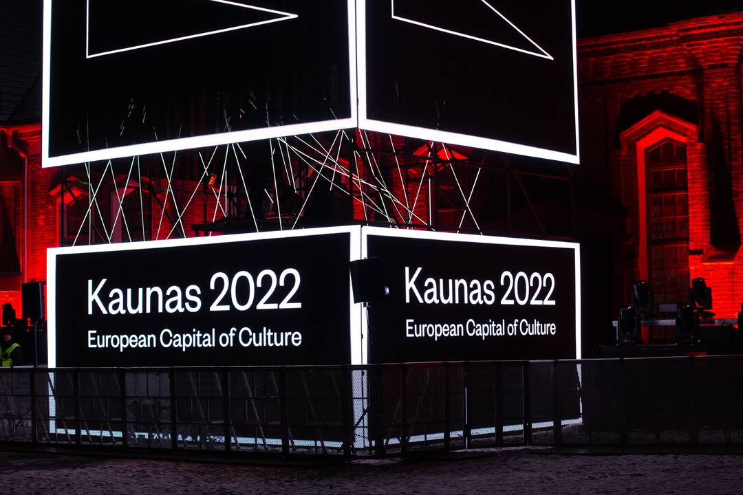 Pasaulinės žvaigždės „Ten Walls“ audiovizualinis koncertas Raudondvaryje