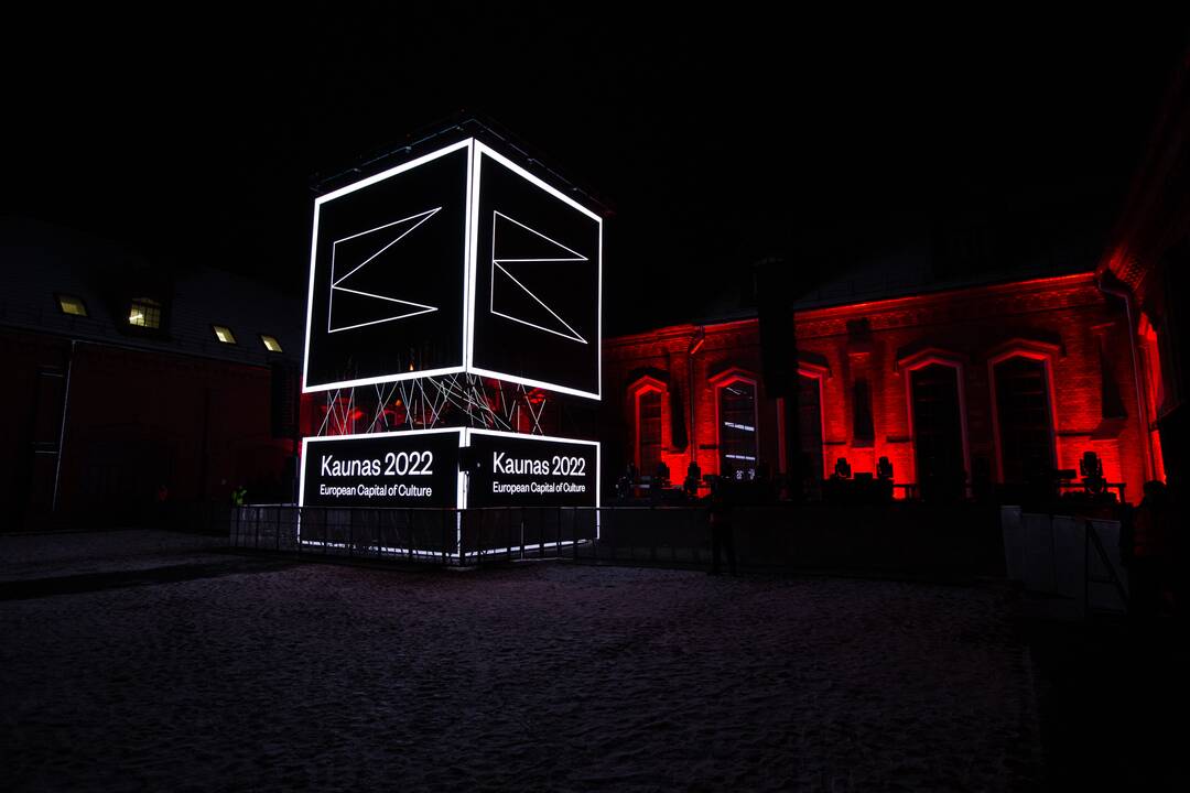 Pasaulinės žvaigždės „Ten Walls“ audiovizualinis koncertas Raudondvaryje