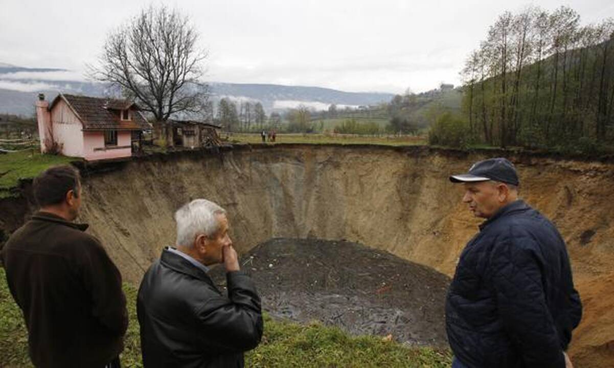 Bosnijos kaime atsivėrė smegduobė, panaši į Mėnulio kraterį