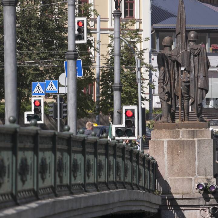 Vilniaus valdžia vis dar bando rasti, kas remontuotų Žaliojo tilto skulptūras