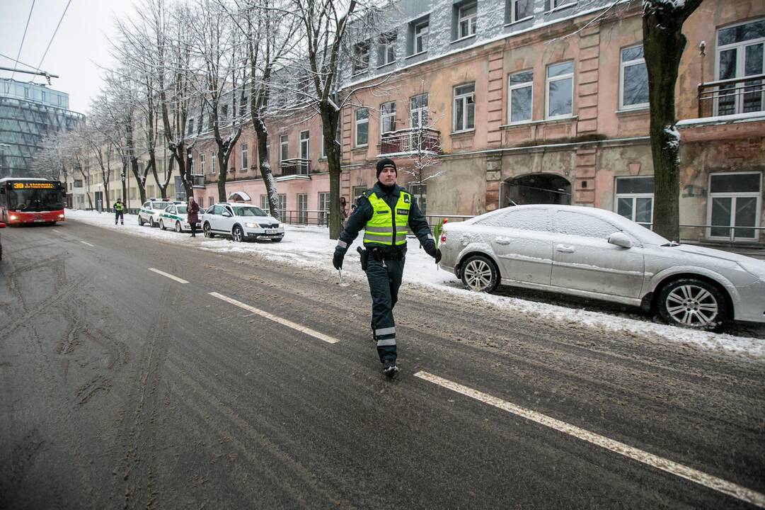 Kauno policija sveikino moteris su Kovo 8 d.