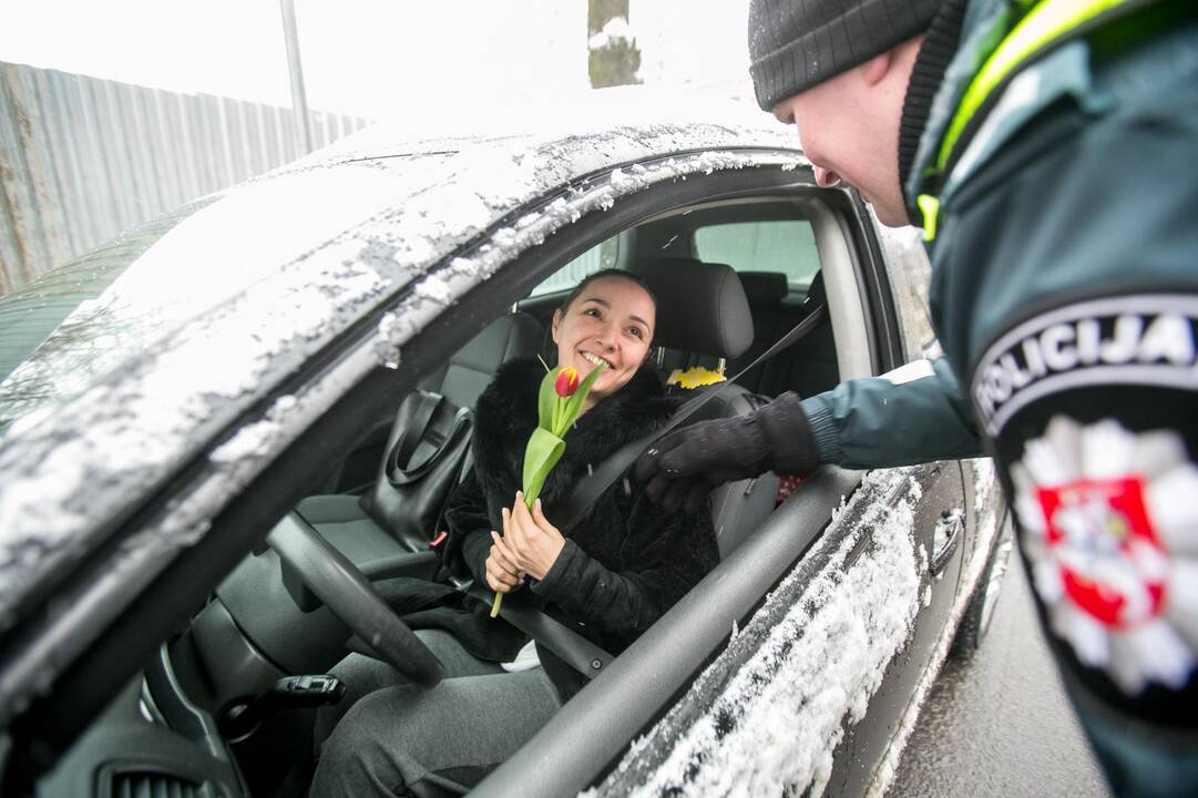 Kauno policija sveikino moteris su Kovo 8 d.