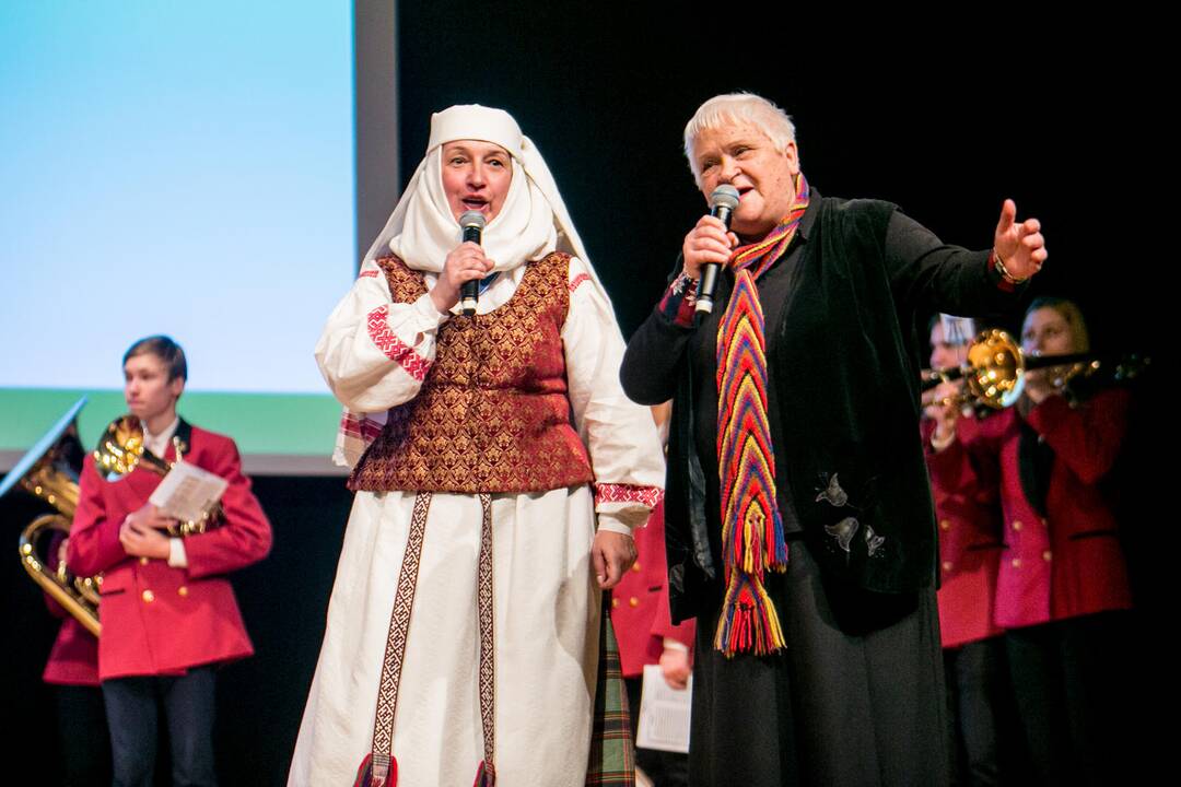 Įteikti Kauno rajono garbės ženklai, sukurta instaliacija "Degame Lietuvai"