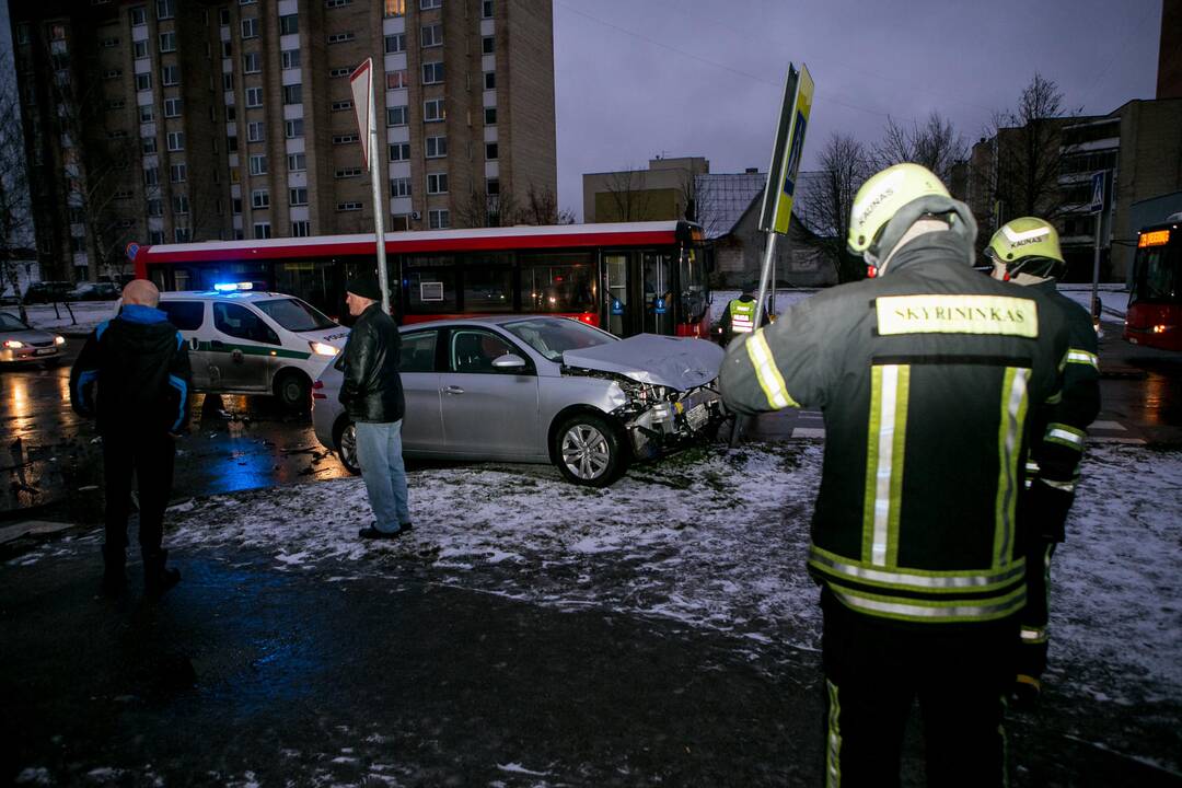 Šilainiuose – trijų automobilių avarija