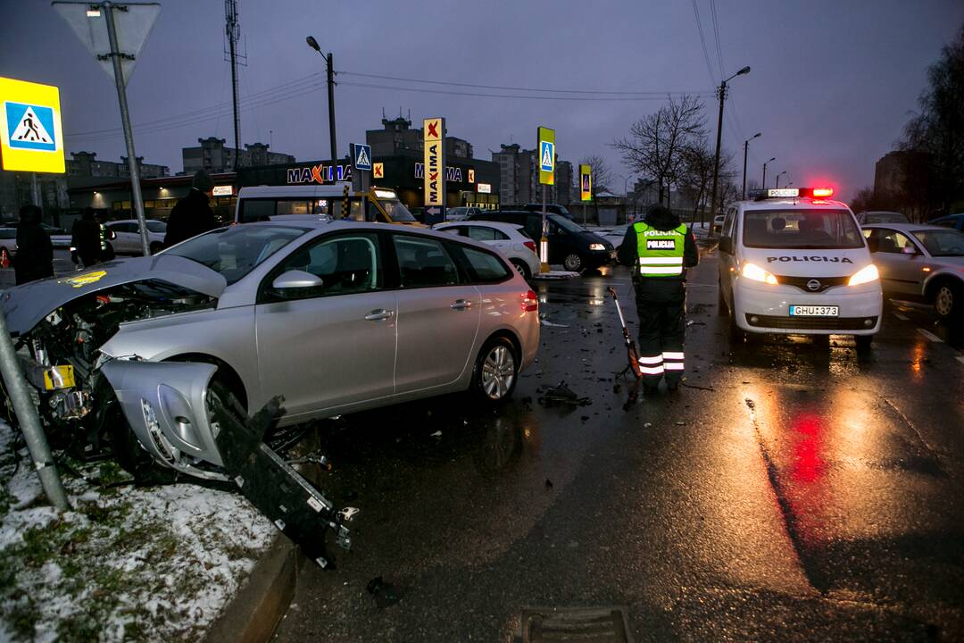 Šilainiuose – trijų automobilių avarija