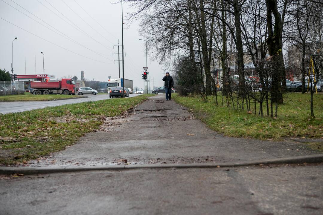 Nesutvarkyti Partizanų gatvės šaligatviai