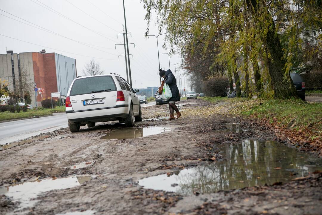 Nesutvarkyti Partizanų gatvės šaligatviai