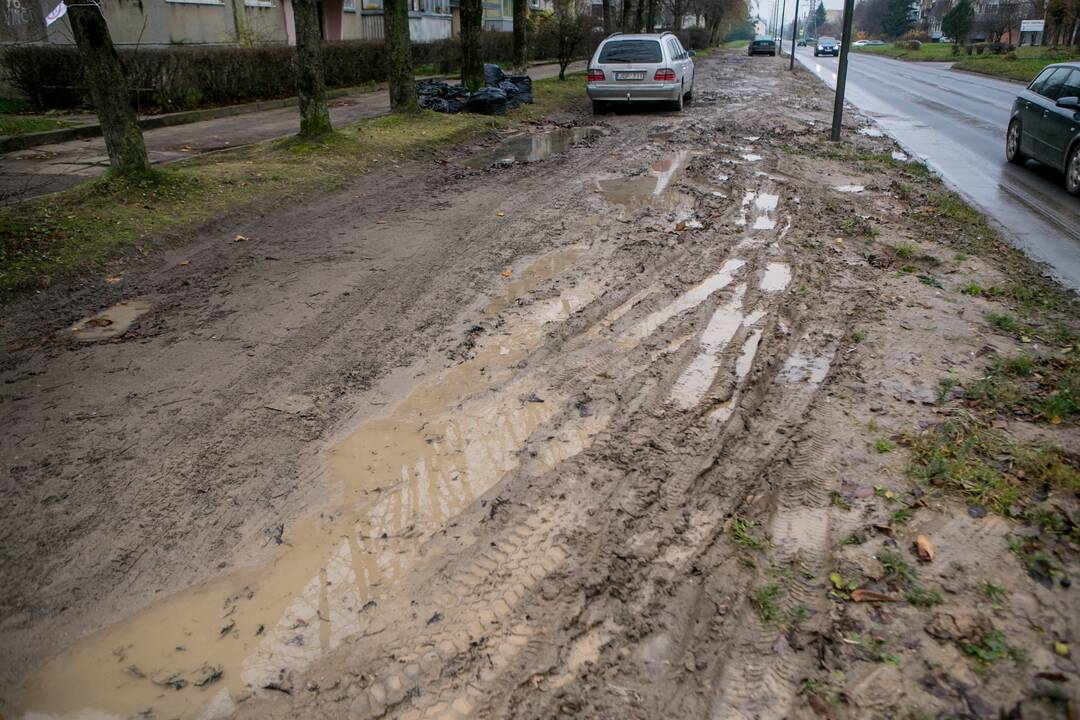 Nesutvarkyti Partizanų gatvės šaligatviai