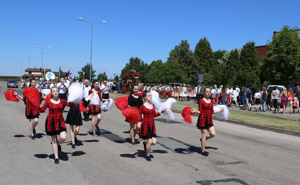 Alšėniškiai pašventino vėliavą