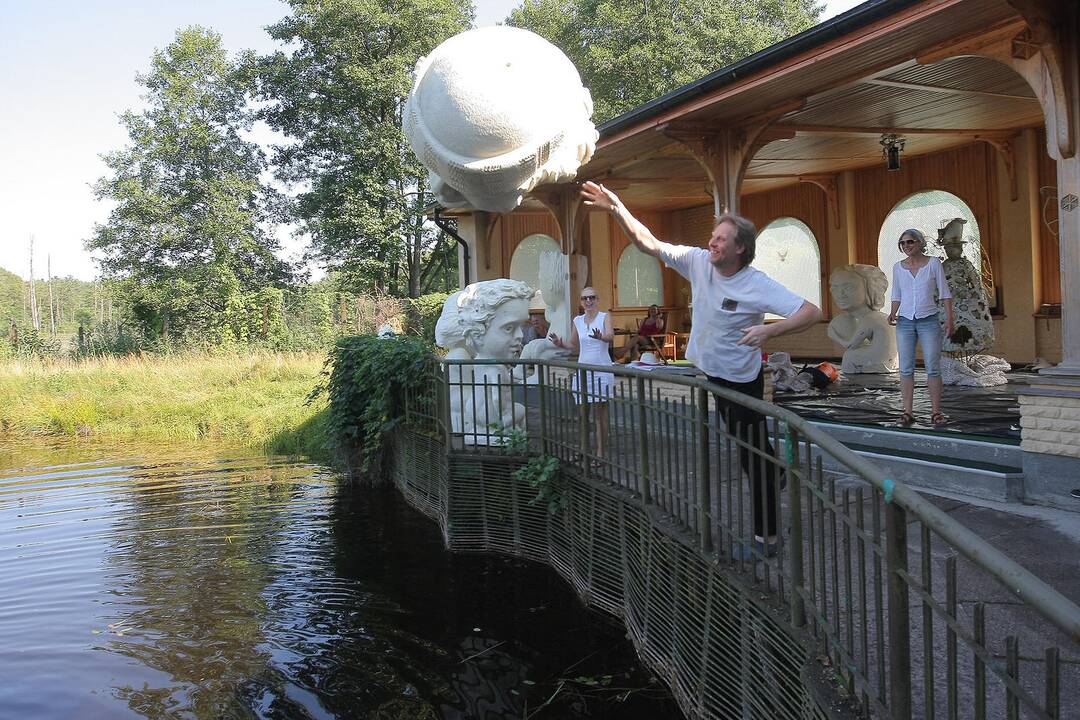 Menininkai plenere rekonstravo angelus, kurie papuoš Kauną per Kalėdas.