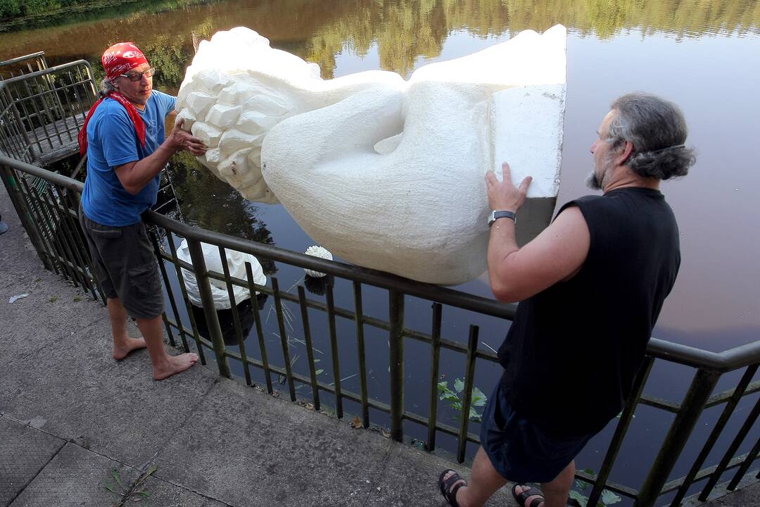 Menininkai plenere rekonstravo angelus, kurie papuoš Kauną per Kalėdas.