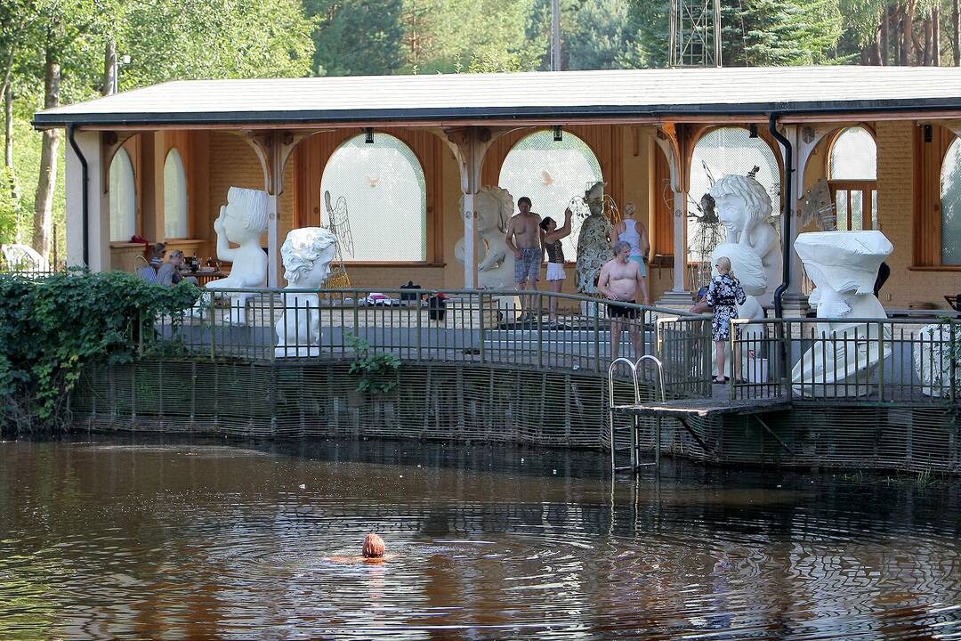 Menininkai plenere rekonstravo angelus, kurie papuoš Kauną per Kalėdas.