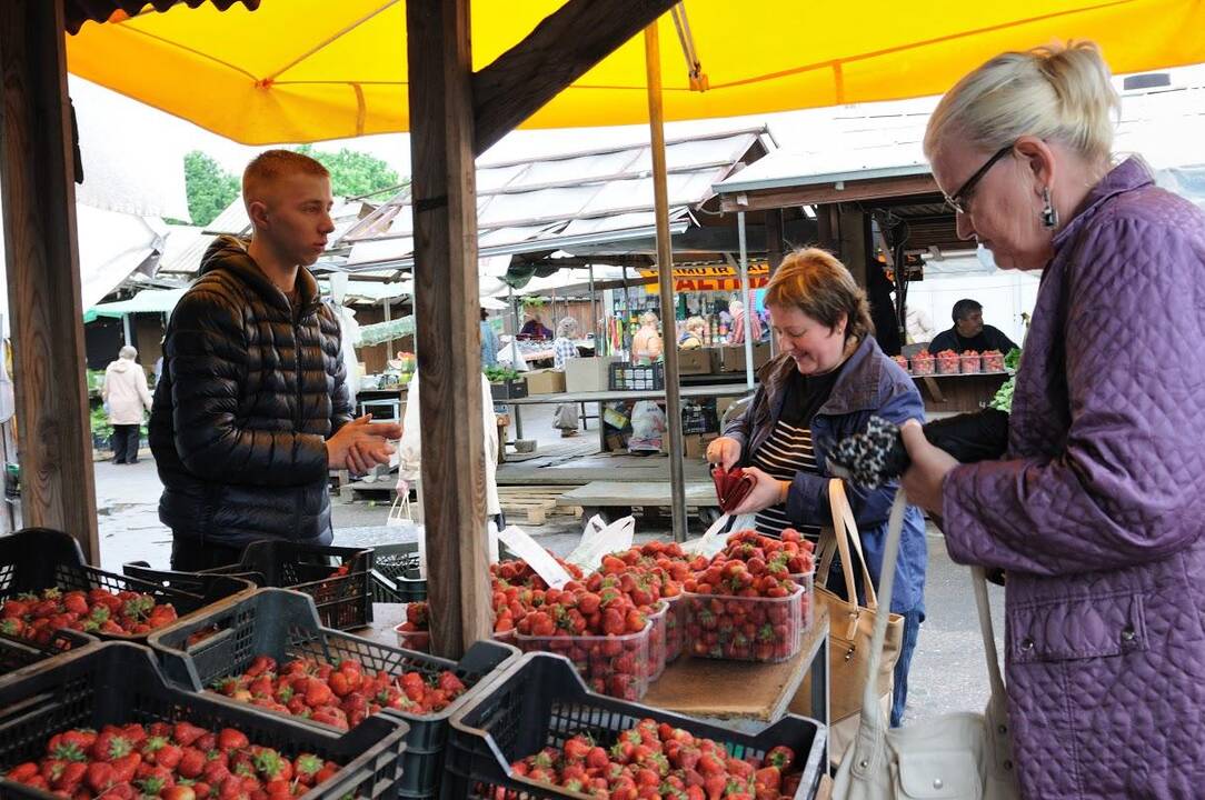 Kauno stoties turguje vilioja braškės 