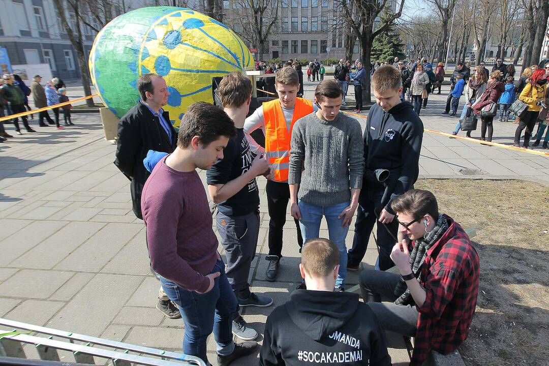 Studentai Kauno centre rideno rekordinį margutį.