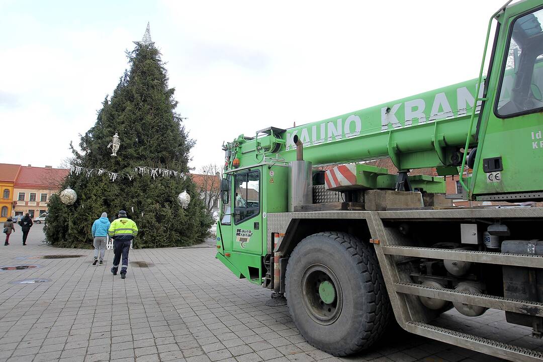 Rotušės aikštėje nupuošiama Kauno Kalėdų eglė.