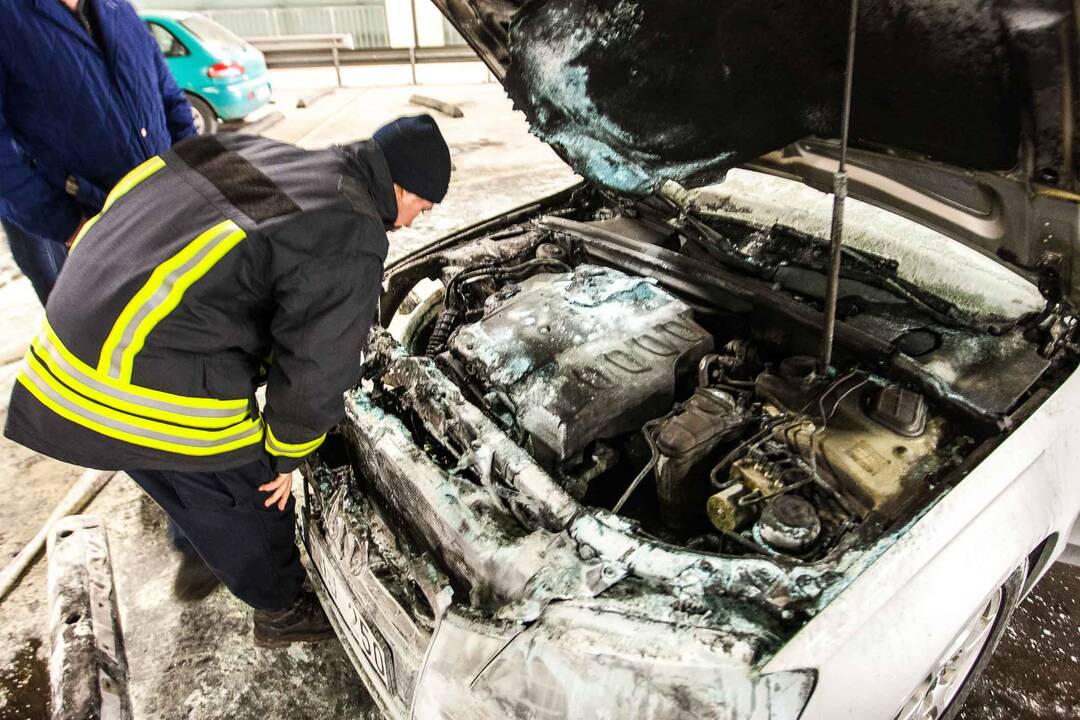 "Akropolio" automobilių aikštelėje degė automobilis