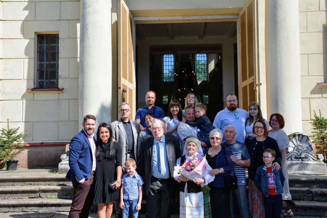 Palaimintosios: taip vadinasi 70-osios santuokos metinės, o palaiminimo S. ir O.Gliebai gavo dvigubai: galėdami iki šiol džiaugtis ne tik vienas kito draugija, bet ir šviesiu protu.
