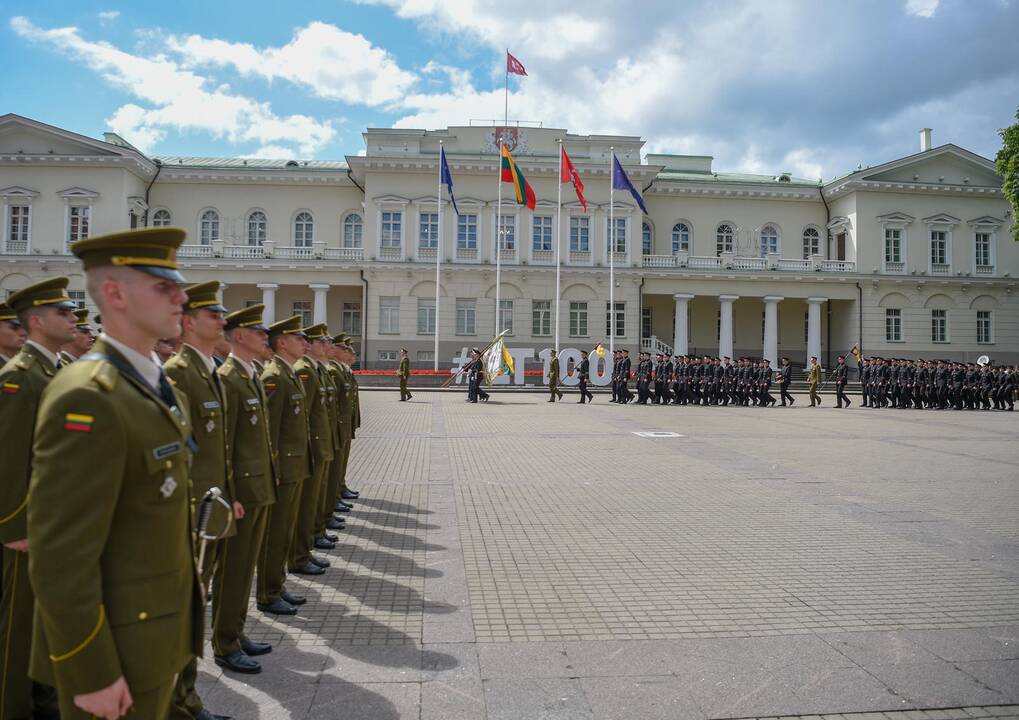 Karo akademijos absolventams – pirmasis karininko laipsnis