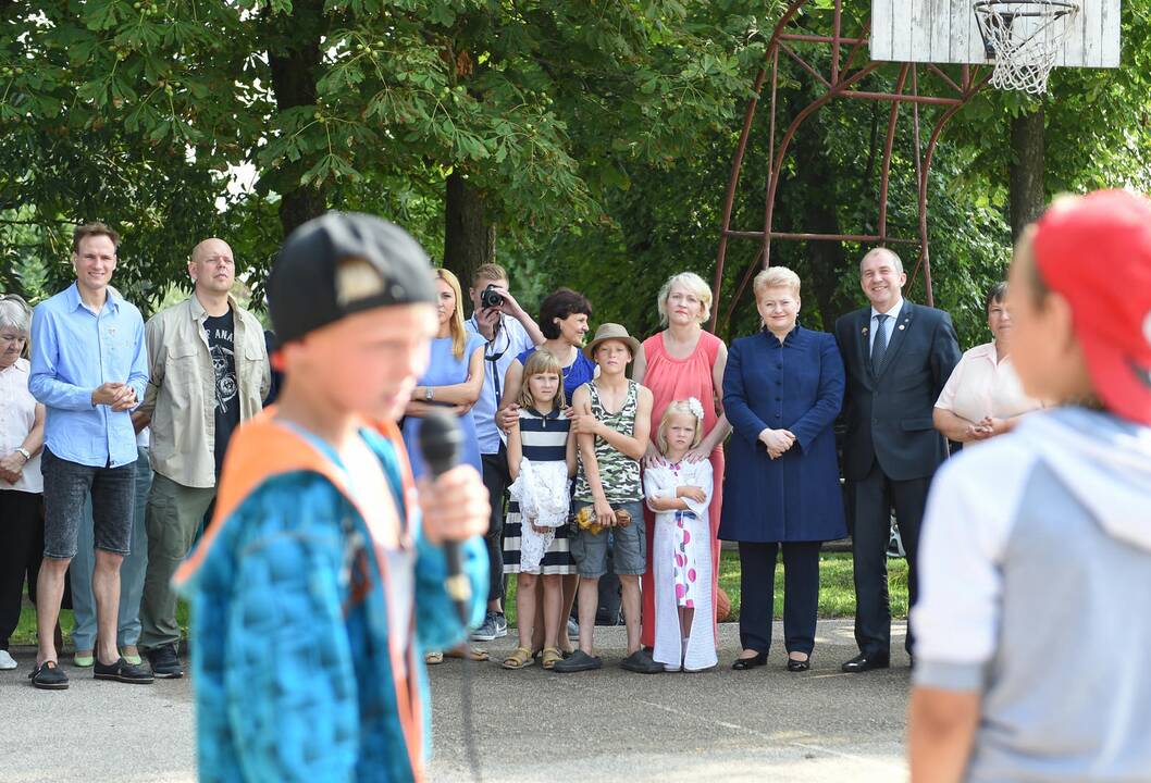 Prezidentė užsuko į Tulpiakiemio vaikų dienos centrą