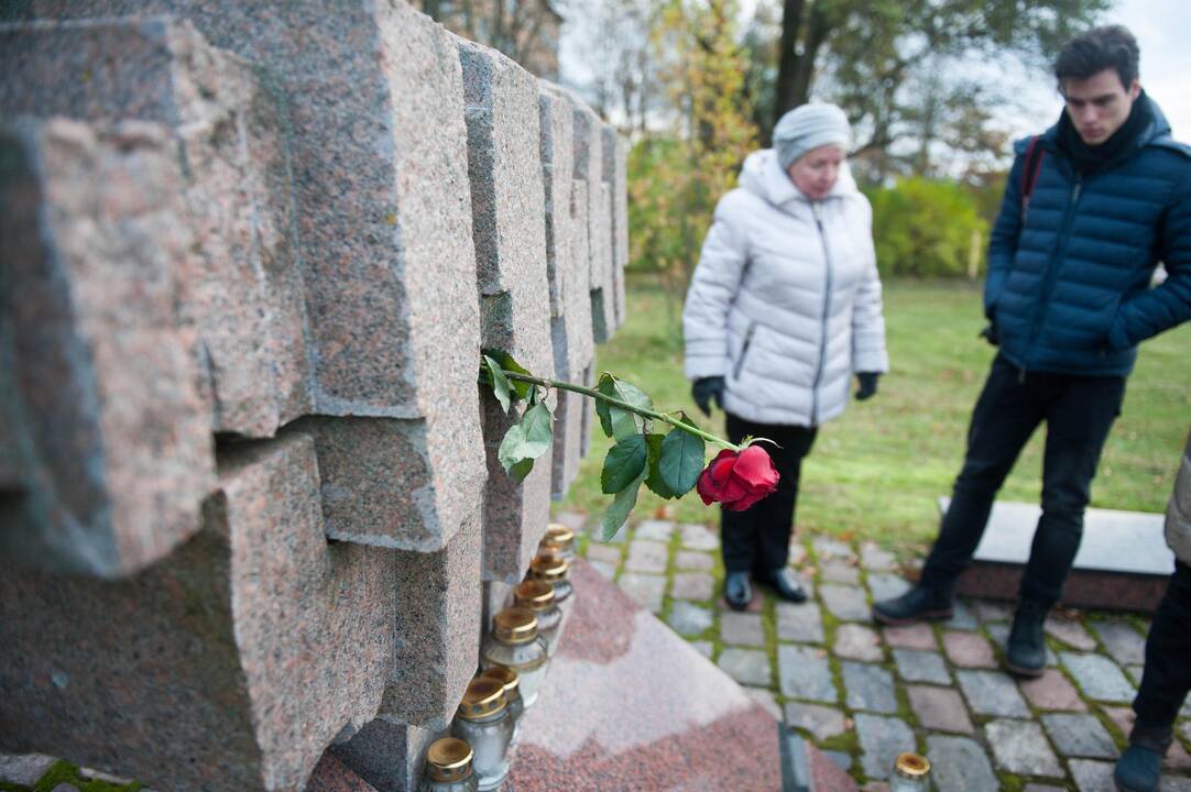 Akcija prie paminklo A. Ramanauskui-Vanagui