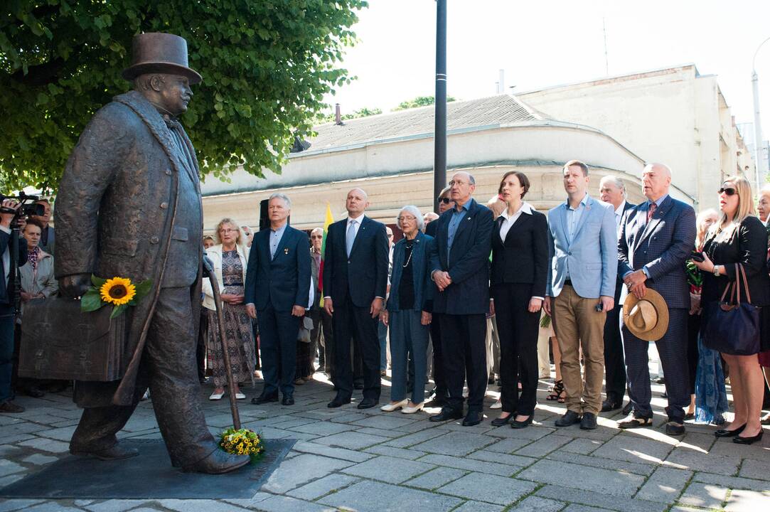 Iškilmingai atidengtas J.Vileišio paminklas