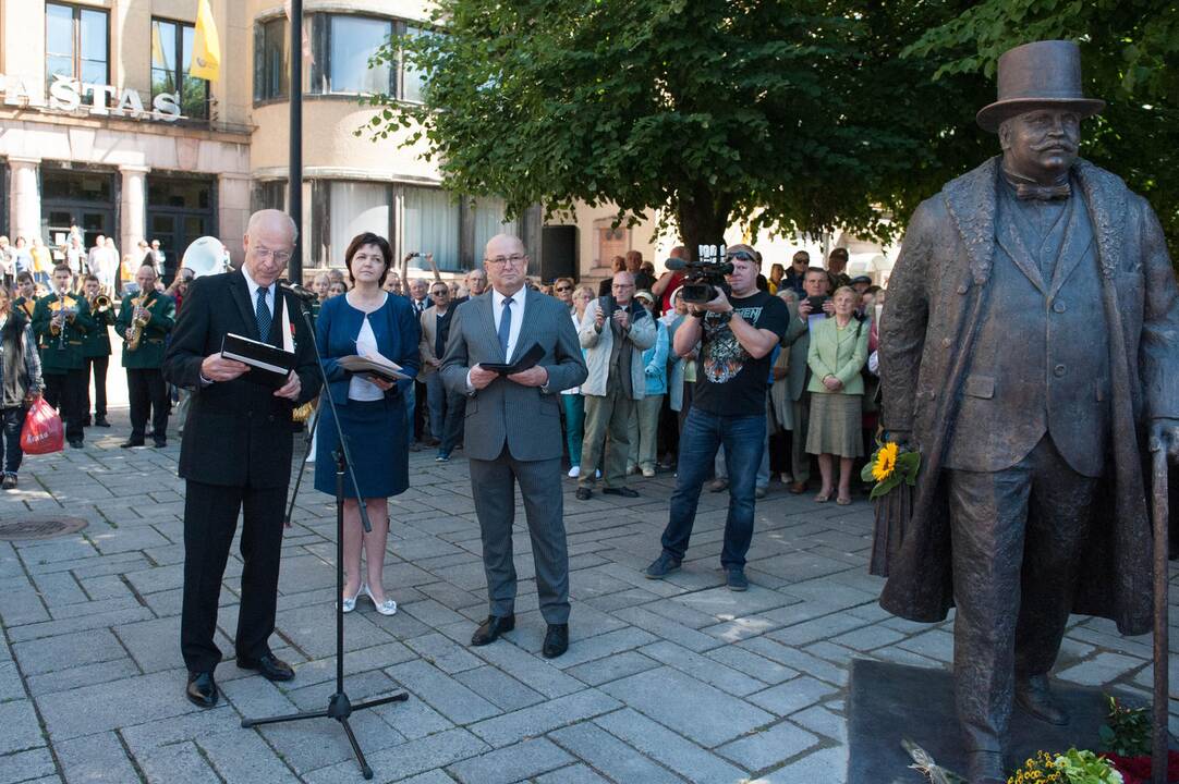 Iškilmingai atidengtas J.Vileišio paminklas