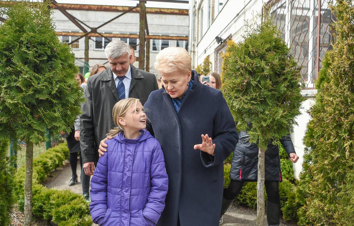 Prezidentė su vaikais sodino daržoves