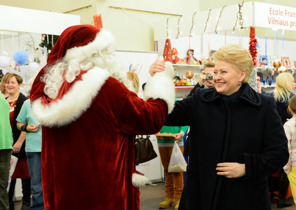 Prezidentė Vilniaus rotušėje atidarė tarptautinę Kalėdų labdaros mugę