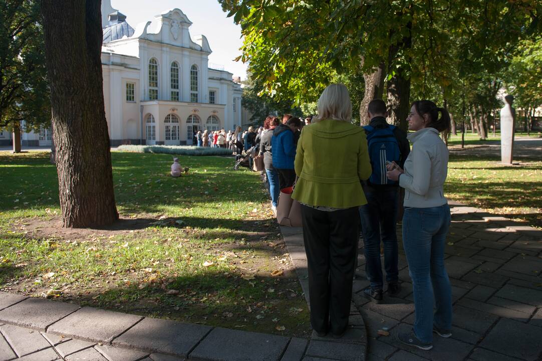 Eilės prie Kauno muzikinio teatro