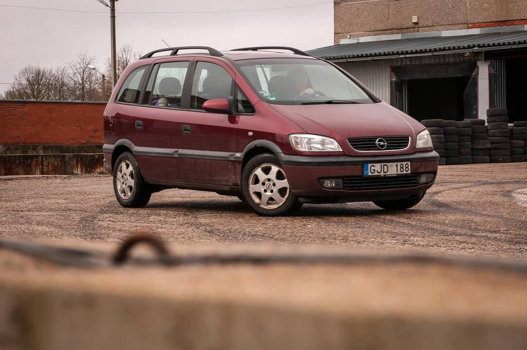 Moterys slalomo trasoje tobulino vairavimo įgūdžius