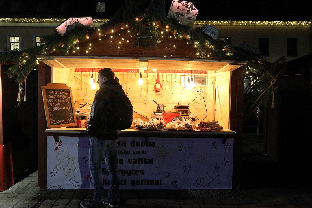 Vakare tviskanti pakoreguota Kauno Kalėdų eglė